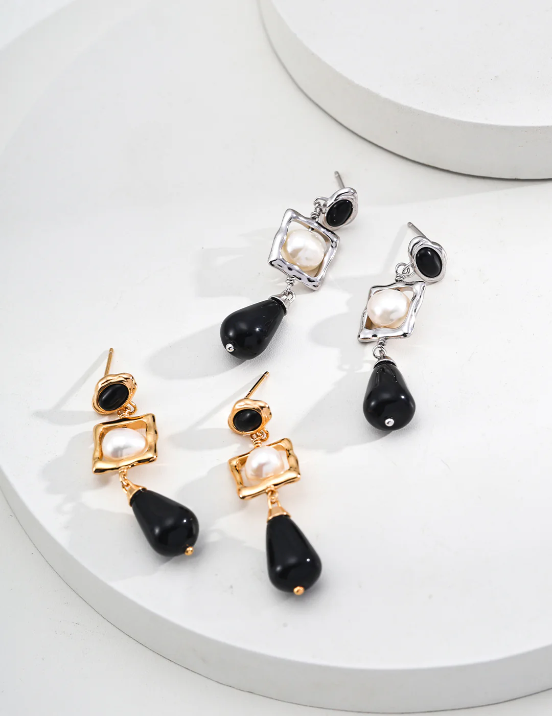 c9b4c5cf7e4ea5628ce6632efc26111d.png Natural Pearl Black Onyx Earrings - Image 1
